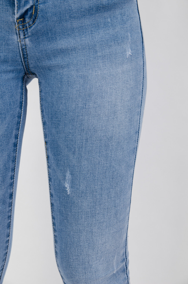 Spodnie jeansowe z lekkimi przetarciami i szarpaniami + pasek