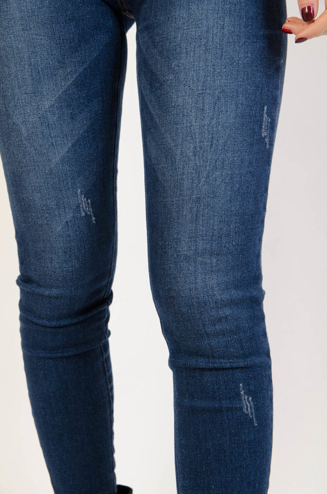 Spodnie jeansowe z małymi przetarciami