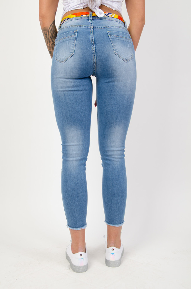 Spodnie jeansowe z przetarciami i kolorowym paskiem