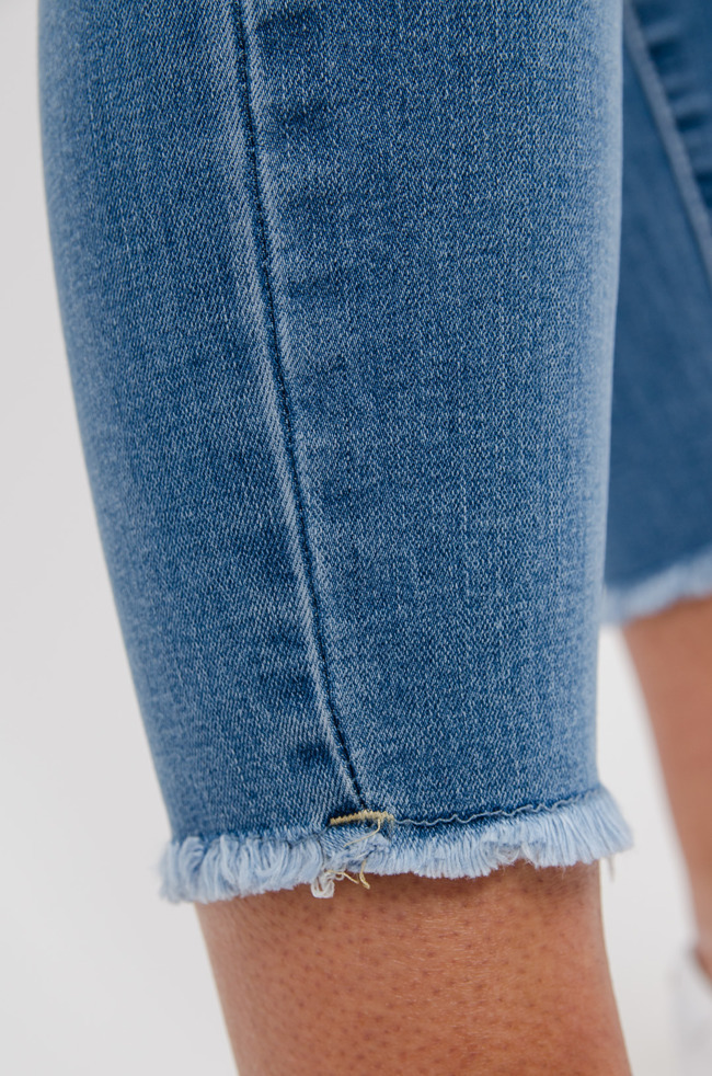 Spodnie jeansowe z przetarciami i kolorowym paskiem