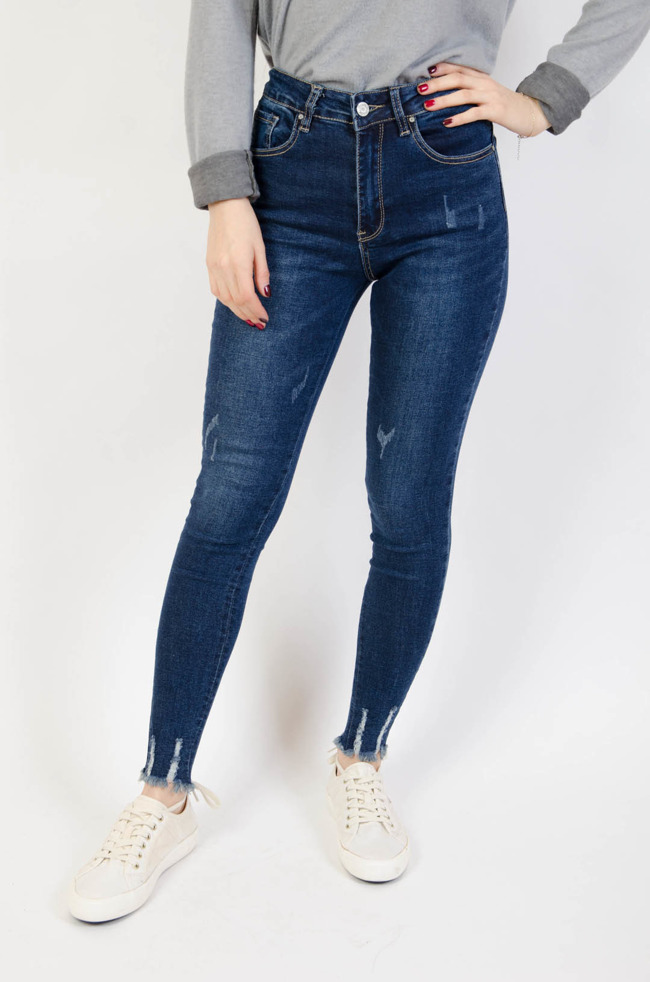 Spodnie jeansowe z przetarciami i szarpaniami na dole nogawki