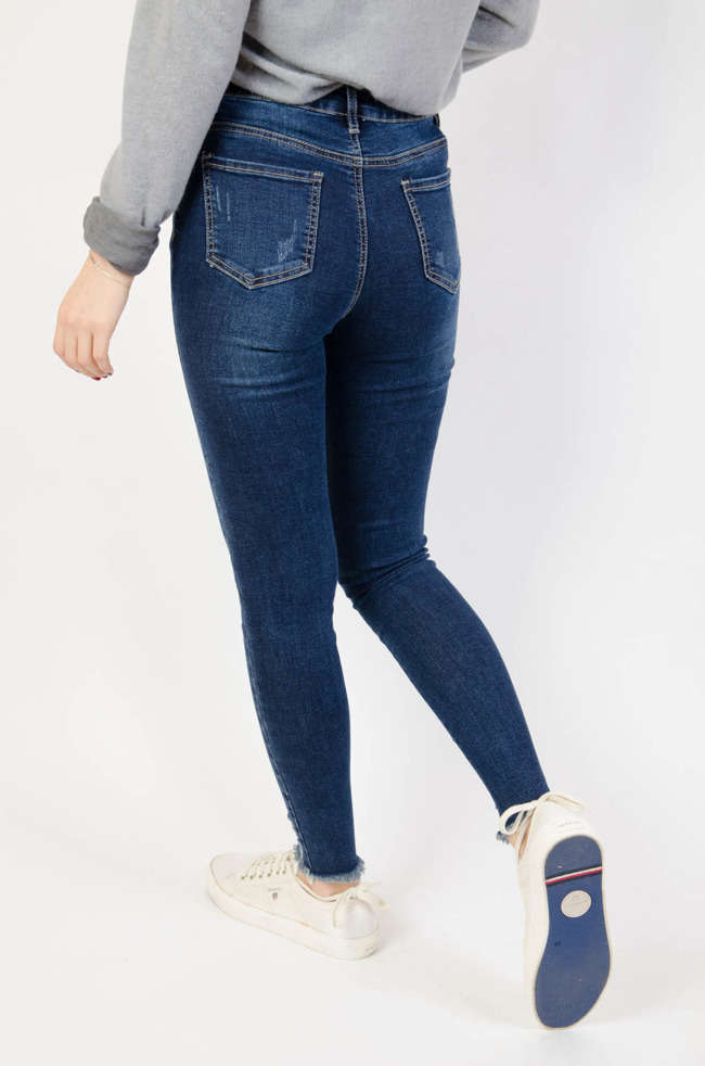 Spodnie jeansowe z przetarciami i szarpaniami na dole nogawki