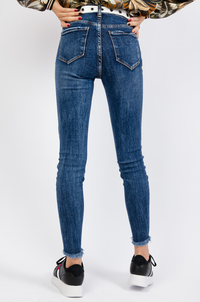 Spodnie jeansowe z szarpaniami na dole nogawki 