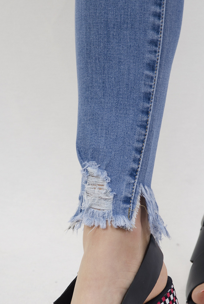 Spodnie jeansowe z szarpaniem przy nogawce