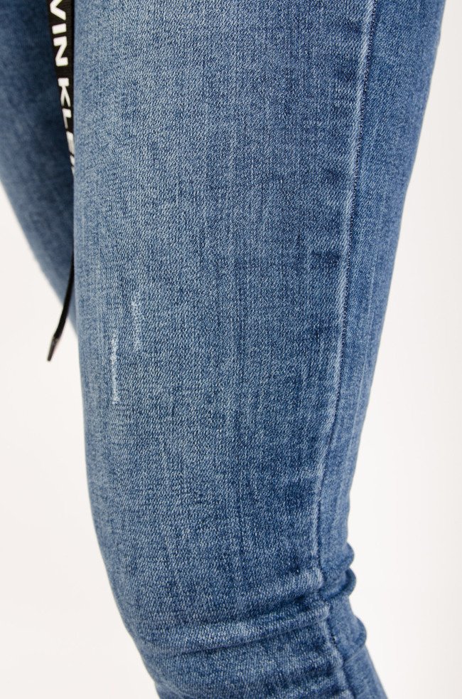 Spodnie jeansowe z wysokim stanem oraz rozcięciami na dole nogawki