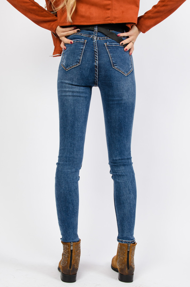 Spodnie jeansowe z wysokim stanem oraz rozcięciami na nogawce