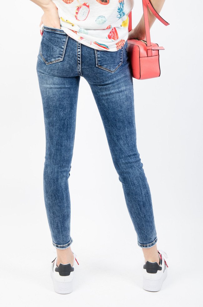 Spodnie jeansowe z wysokim stanem oraz rozcięciami na nogawce