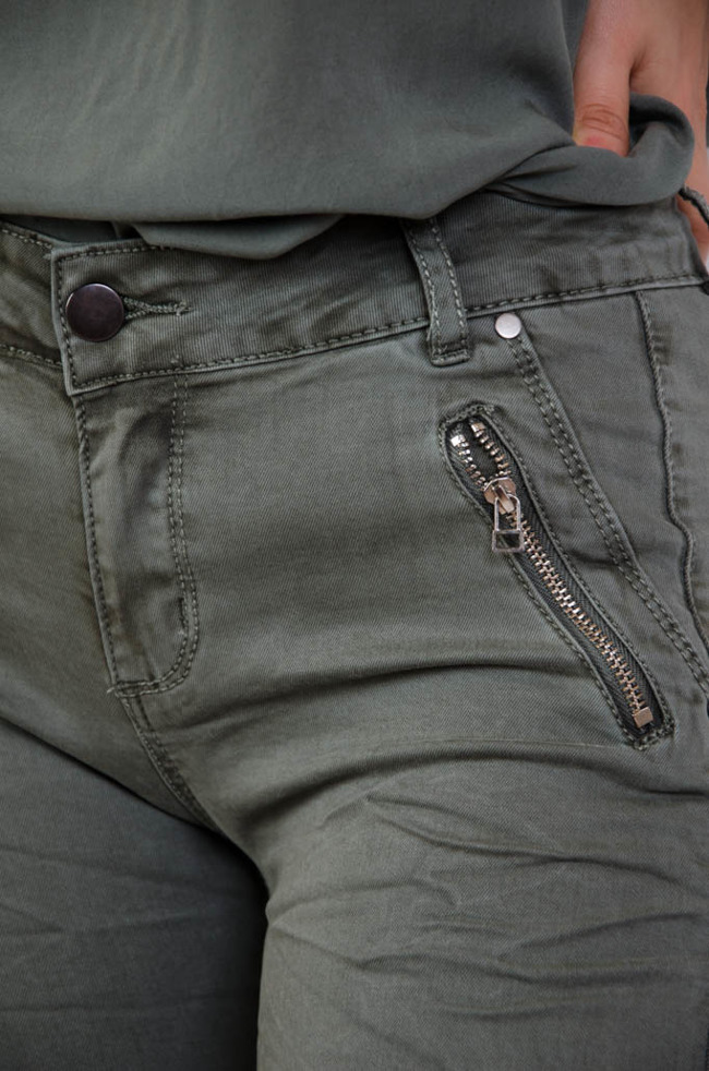 Spodnie khaki przylegające, z zamkami przy kieszeniach
