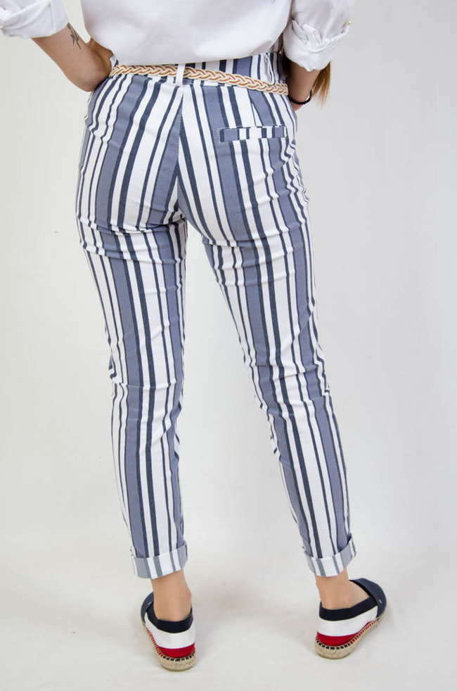 Spodnie materiałowe z paskiem i kieszeniami w biało-niebieskie cienkie paski