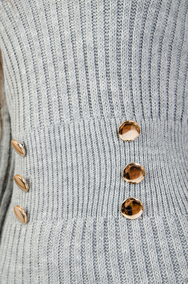 Szara sukienka sweterkowa ze złotymi guzikami 
