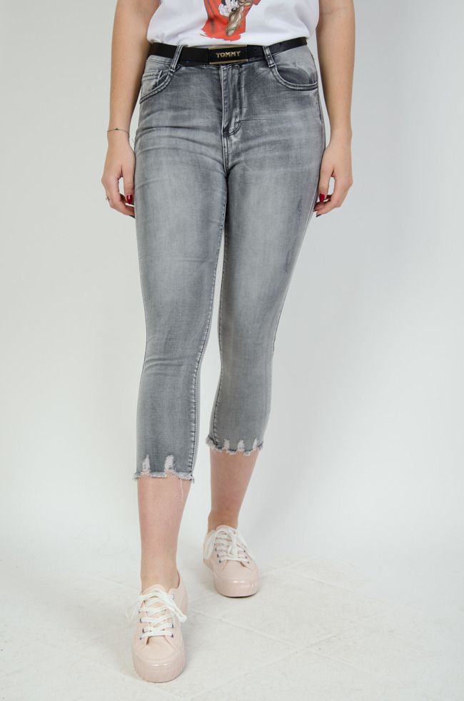 Szare cieniowane spodnie jeansowe 7/8 z szarpaniem na dole nogawki