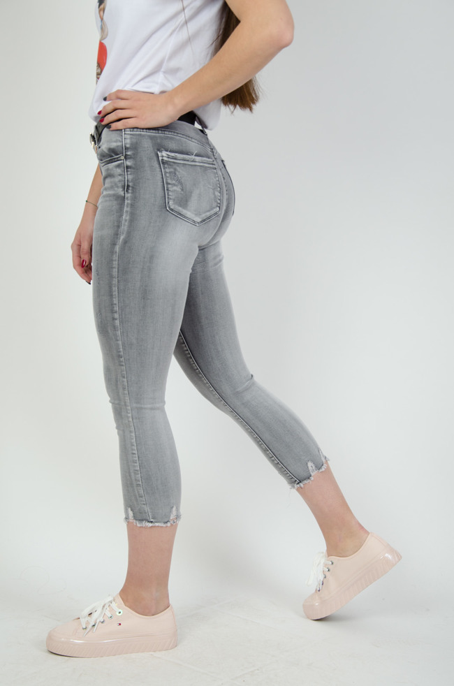 Szare cieniowane spodnie jeansowe 7/8 z szarpaniem na dole nogawki