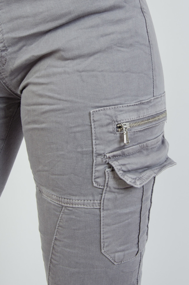 Szare spodnie bojówki z kieszeniami