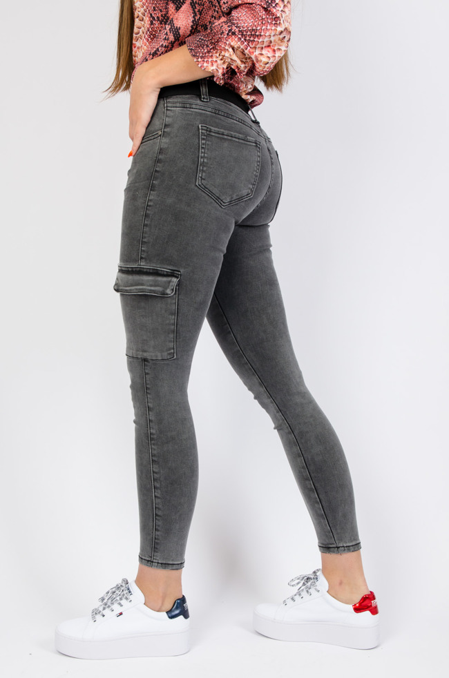 Szare spodnie jeansowe z kieszeniami z boku 