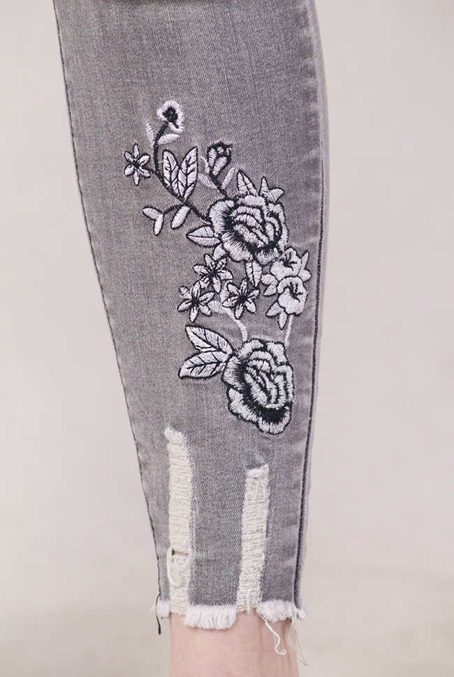 Szare spodnie jeansowe z kwiatowymi naszywkami