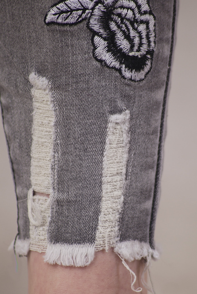 Szare spodnie jeansowe z kwiatowymi naszywkami