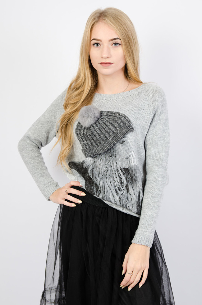 Szary sweter z motywem kobiety w czapce