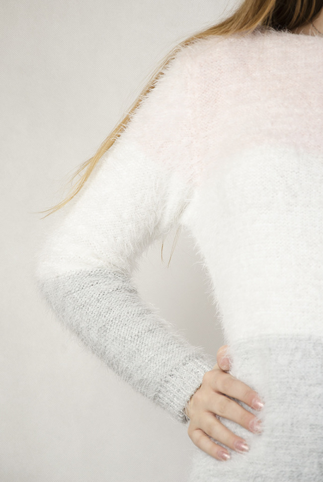 Włochaty sweter w różowo-biało- szare pasy