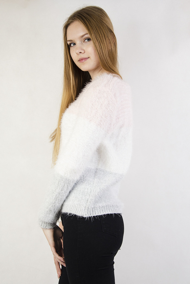 Włochaty sweter w różowo-biało- szare pasy