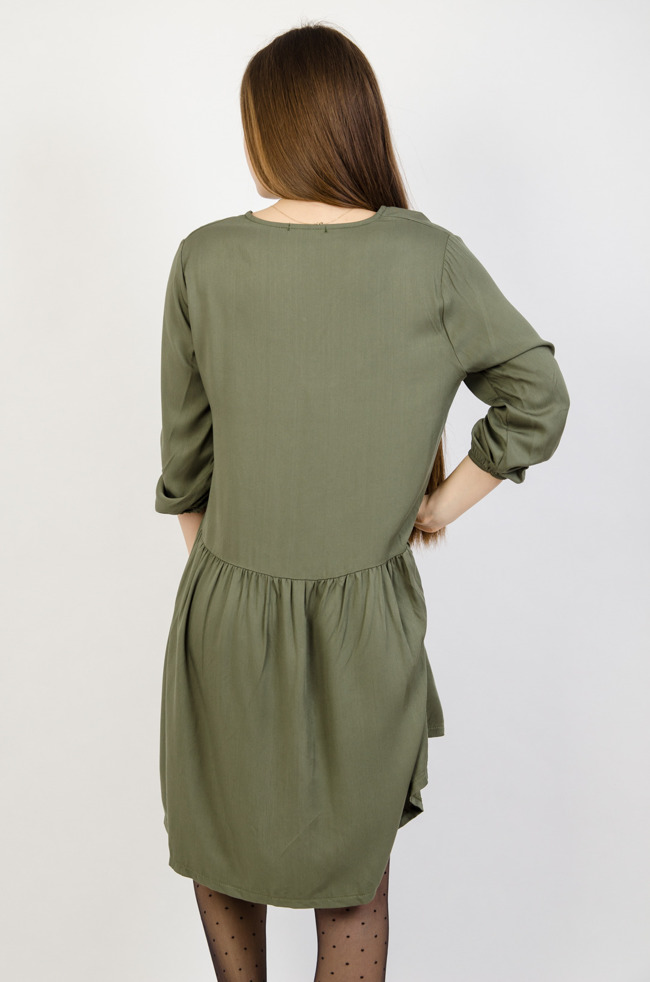 Zielona asymetryczna sukienka z rozszerzanym dołem