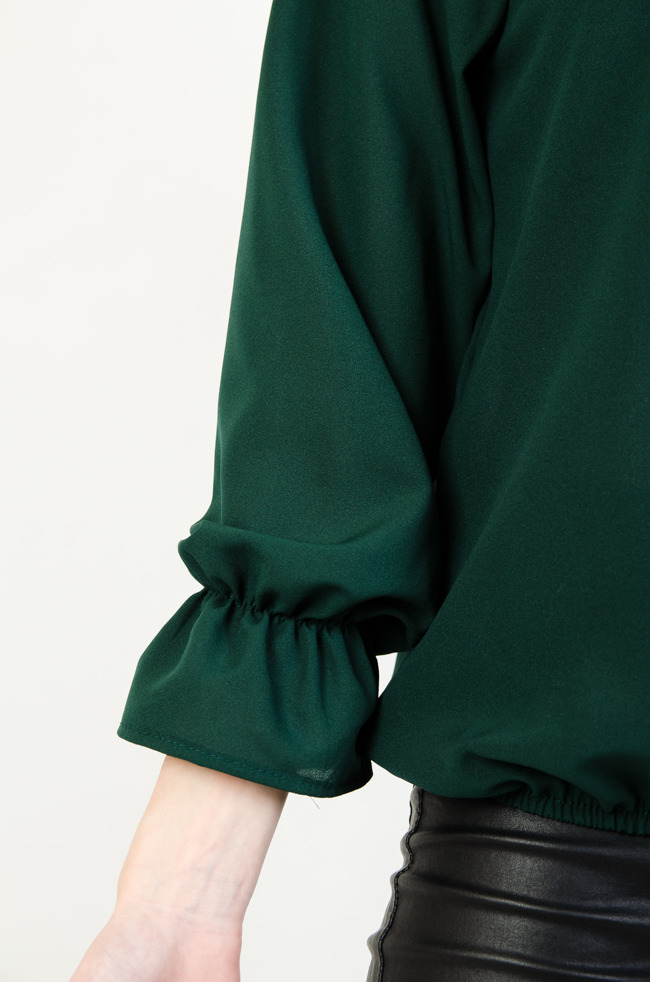 Zielona bluzka z gumką w dekolcie oraz rozszerzanymi rękawami