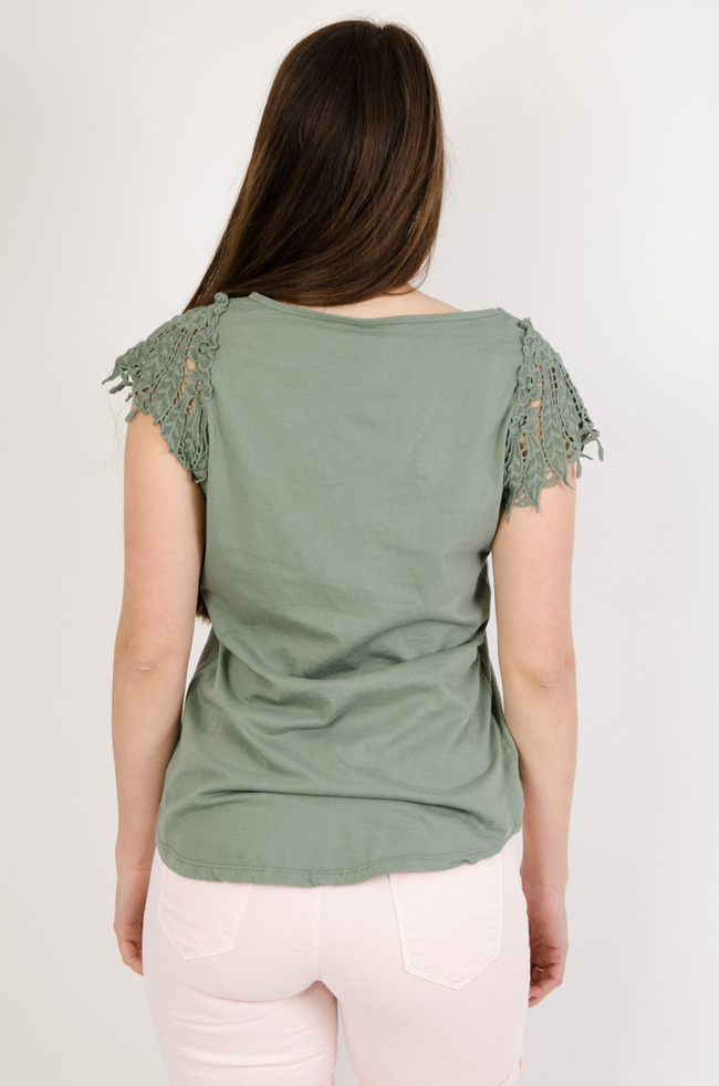 Zielona bluzka z przedłużanym tyłem i ażurowymi rękawami