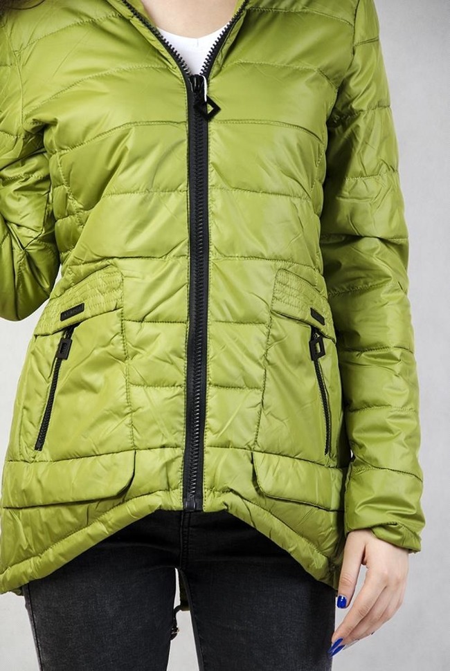 Zielona, pikowana kurtka z asymetrycznym dołem, ściągana z tyłu