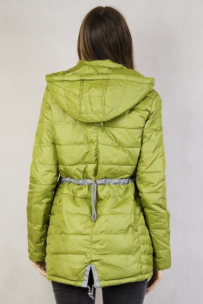 Zielona, pikowana kurtka z asymetrycznym dołem, ściągana z tyłu