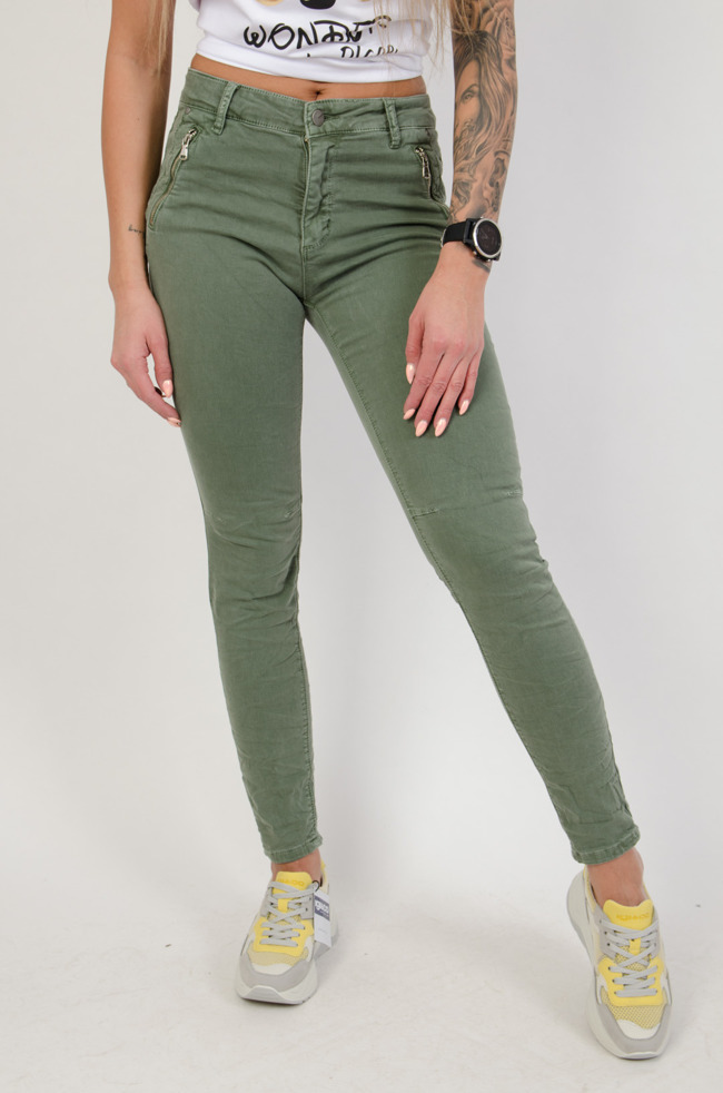 Zielone spodnie joggery z zamkami przy kieszeniach