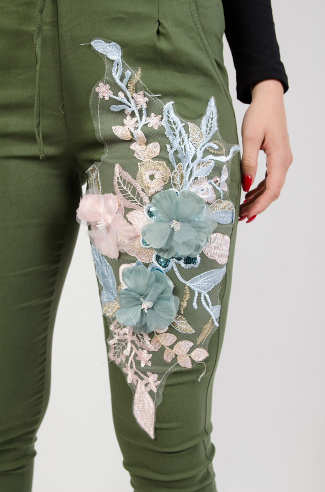 Zielone spodnie materiałowe z kwiatami