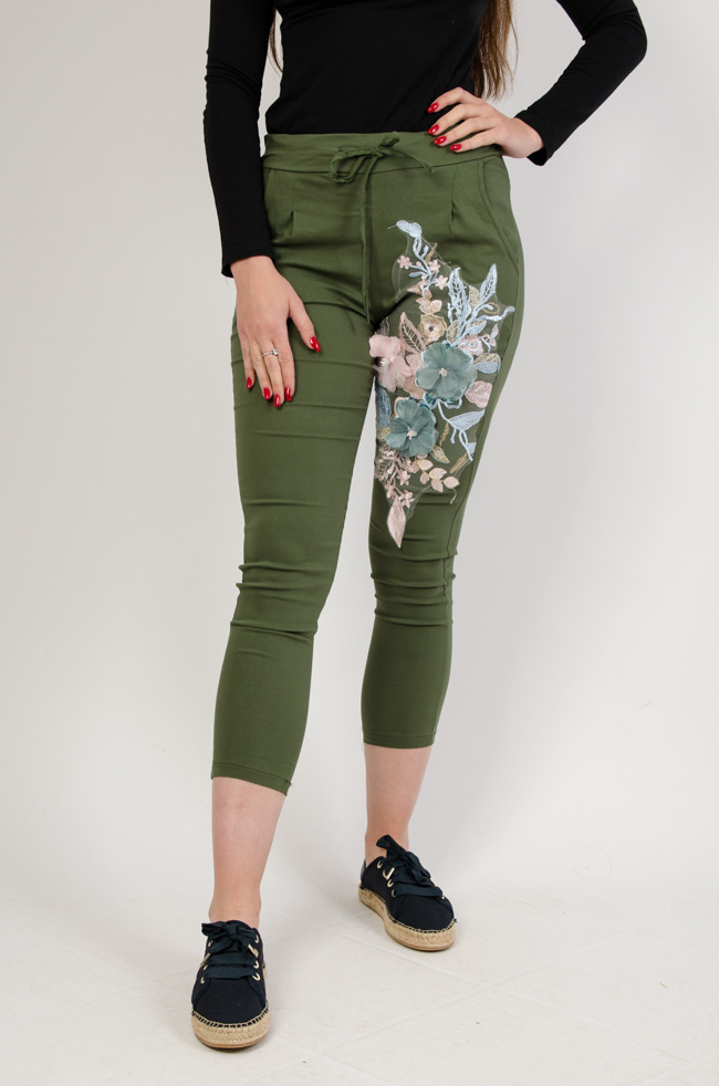 Zielone spodnie materiałowe z kwiatami
