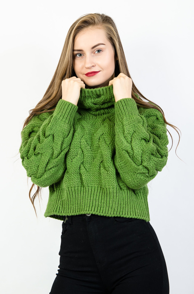 Zielony krótki sweter z półgolfem grubo pleciony
