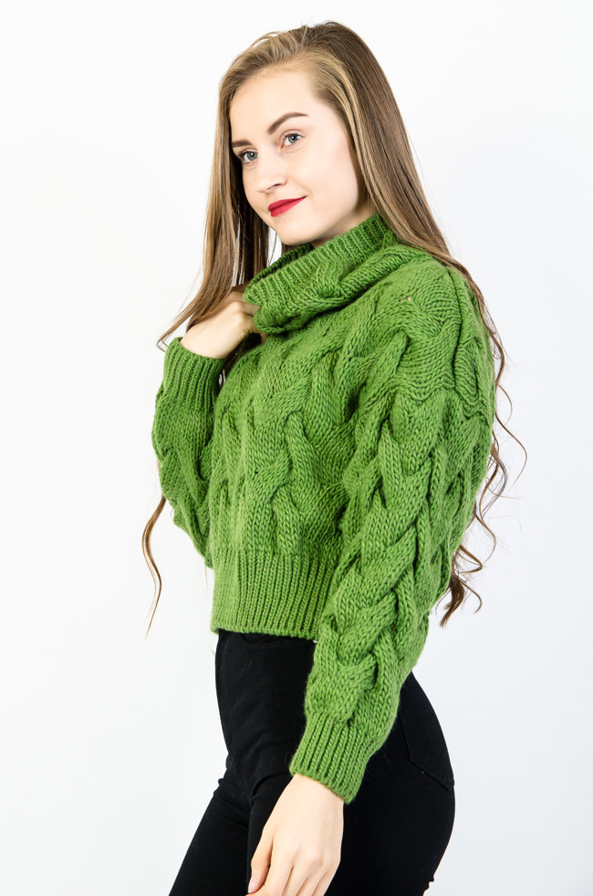 Zielony krótki sweter z półgolfem grubo pleciony