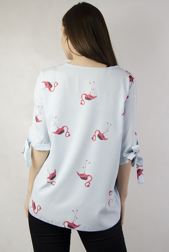 Zwiewna niebieska bluzka w flamingi