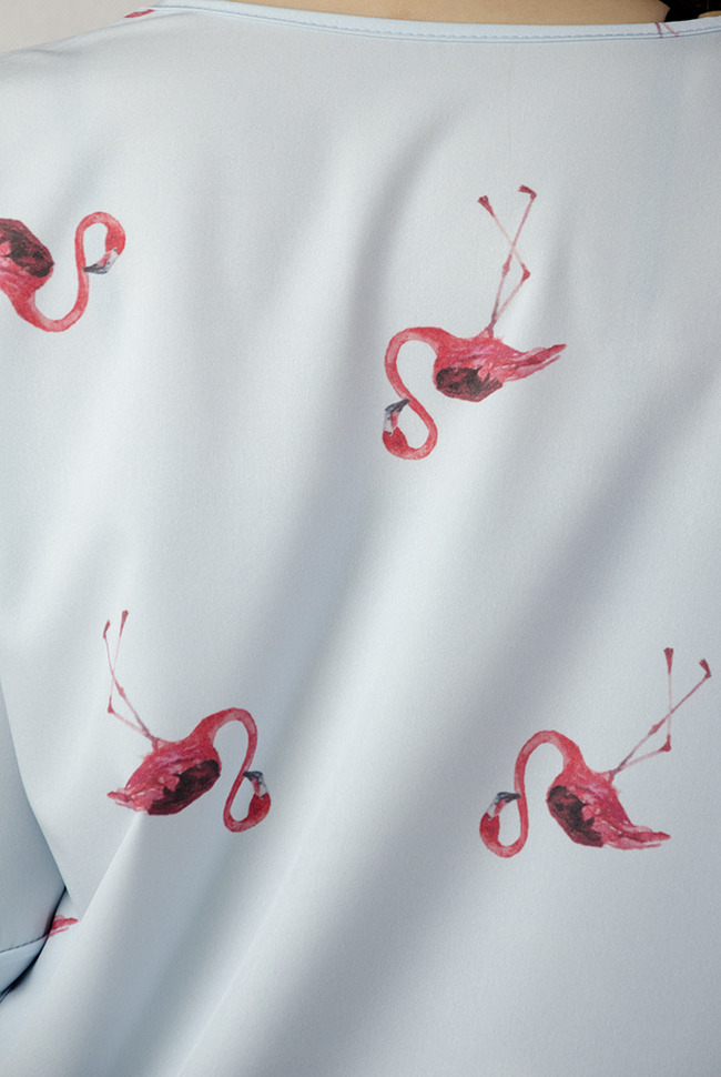 Zwiewna niebieska bluzka w flamingi
